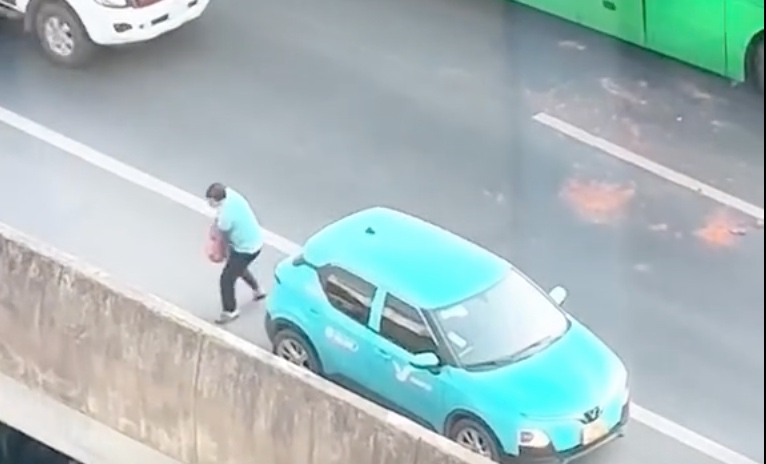 Taxi drivers in Hanoi clean up fallen bricks on the elevated Ring Road 3. Photo: Thinh Duc Nguyen