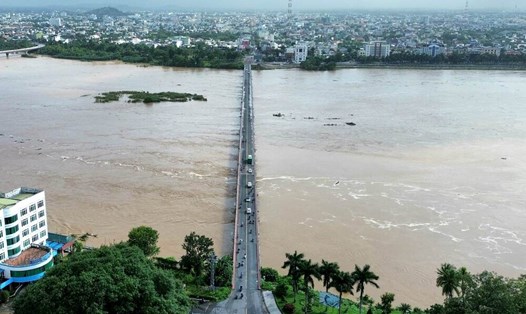 Cầu Trà Khúc 1 đóng vai trò huyết mạch, kết nối toàn bộ khu vực phía bắc tỉnh với trung tâm TP Quảng Ngãi. Ảnh: Viên Nguyễn