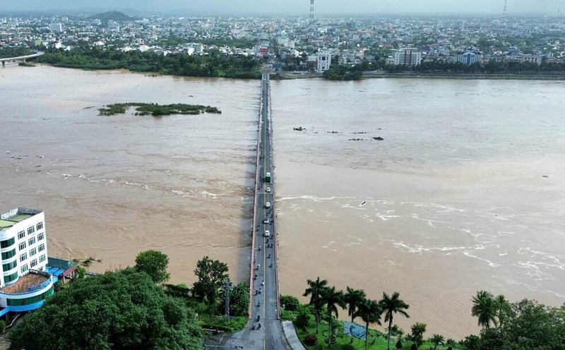 Tra Khuc 1 Bridge plays a vital role, connecting the entire northern region of the province with the center of Quang Ngai City. Photo: Vien Nguyen