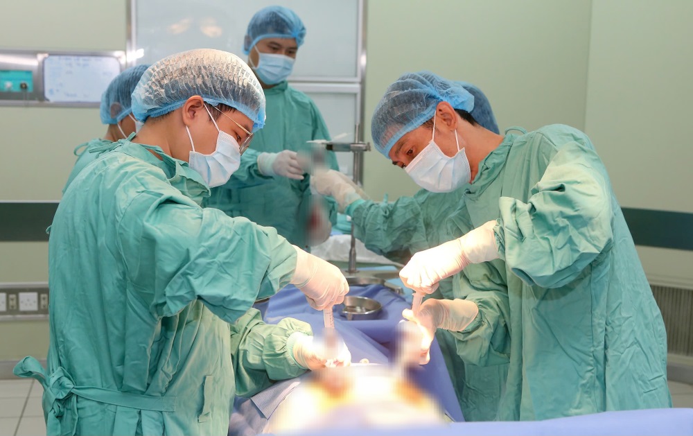Doctors perform an allogeneic bone marrow transplant. Photo: Lan Huong.