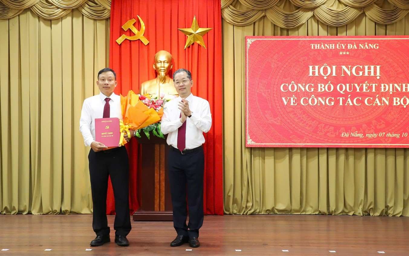 Mr. Nguyen Van Quang (right), Secretary of the Da Nang City Party Committee, presented the decision and flowers to congratulate Mr. Doan Duy Tan on his new assignment. Photo: Tra Ban