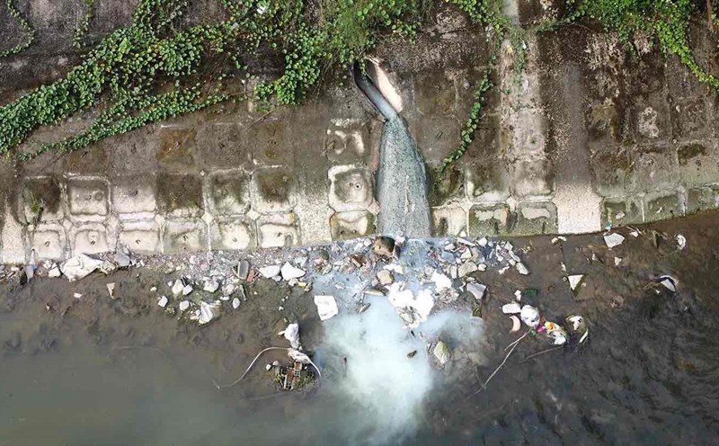 Nước xả thẳng ra suối Linh ở TP Biên Hòa chiều 7.10, sủi bọt màu trắng xóa. Ảnh: HAC