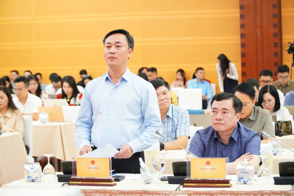 Deputy Minister of Construction Nguyen Viet Hung informed about the sharp increase in house and real estate prices. Photo: Pham Dong