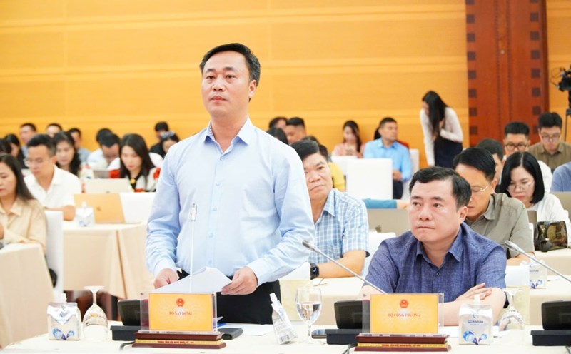 Deputy Minister of Construction Nguyen Viet Hung informed about the sharp increase in house and real estate prices. Photo: Pham Dong