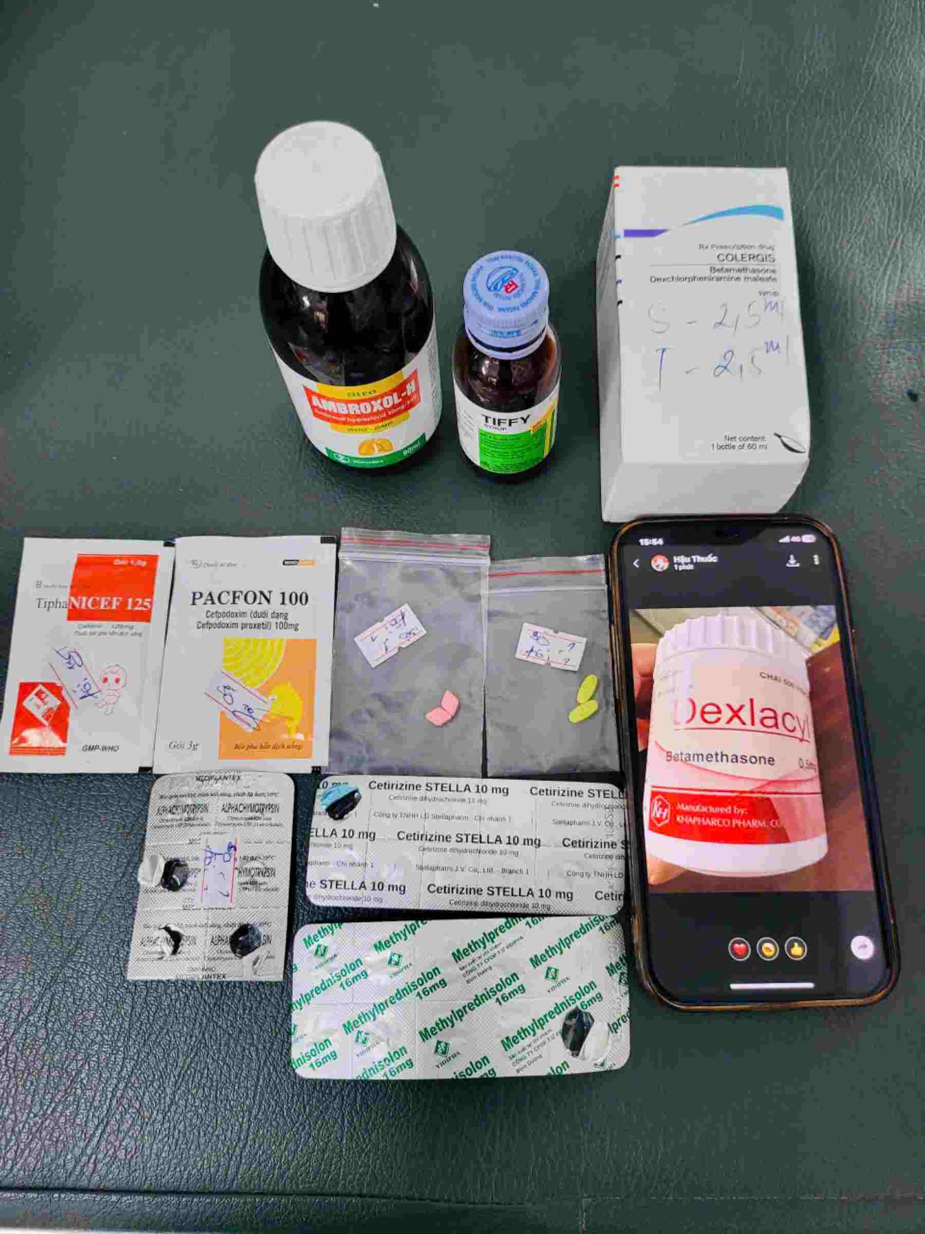 Family arbitrarily gave their child 11 types of medicine to treat cough, causing the child to go into anaphylactic shock and have to be hospitalized. Photo: Thuy Duong