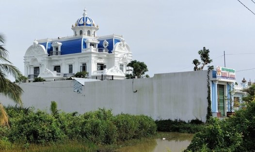 Một góc căn nhà của ông Hồ An Tập xây dựng trên đất nuôi trồng thuỷ sản. Ảnh: Nhật Hồ