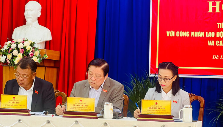 Đại biểu Quốc hội tiếp xúc cử tri chuyên đề với công nhân lao động Cụm công nghiệp Phát Chi - Trạm Hành, ở thành phố Đà Lạt (Lâm Đồng). Ảnh: N.THU