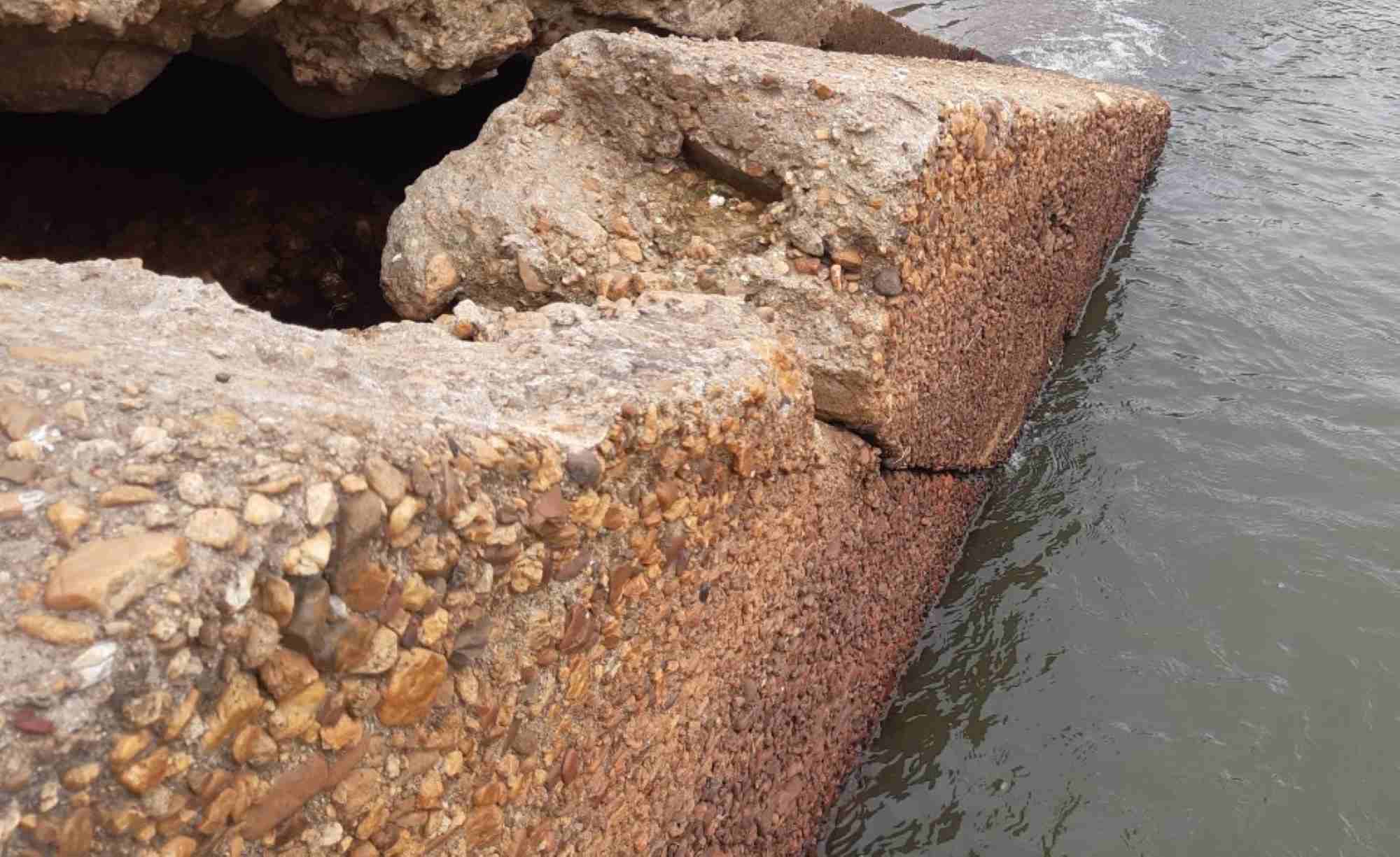 The Vinh Phuoc saltwater dam project is severely damaged, but there is no capital to repair it. Photo: H. Tho