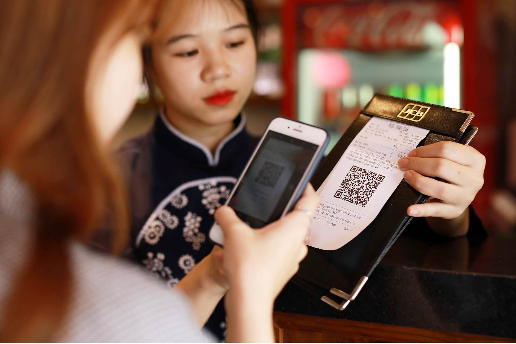 Vietnam's e-commerce growth ranks first in ASEAN. Photo: Hai Nguyen