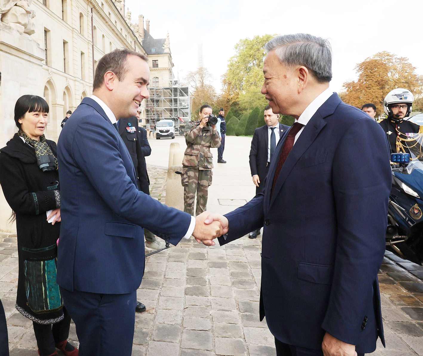 French Minister of the Army Sebastien Lecornu welcomed General Secretary and President To Lam. Photo: VNA