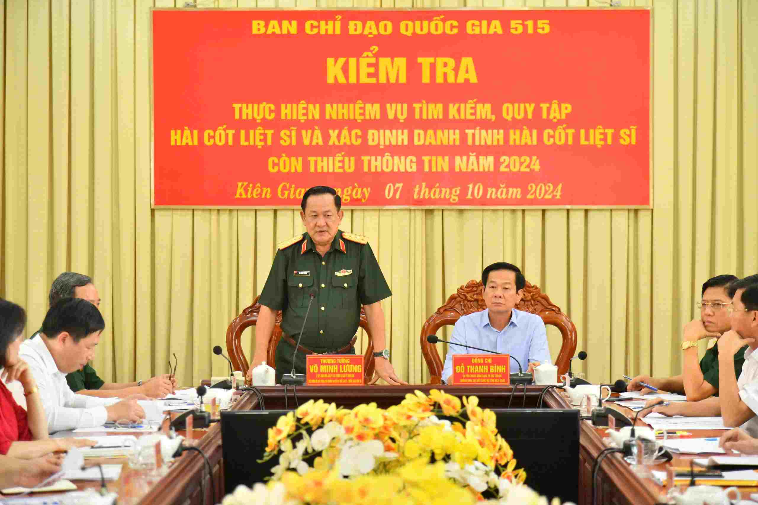 Senior Lieutenant General Vo Minh Luong - Deputy Minister of National Defence - gave instructions on the search and collection of martyrs' remains in Kien Giang. Photo: Phuong Vu