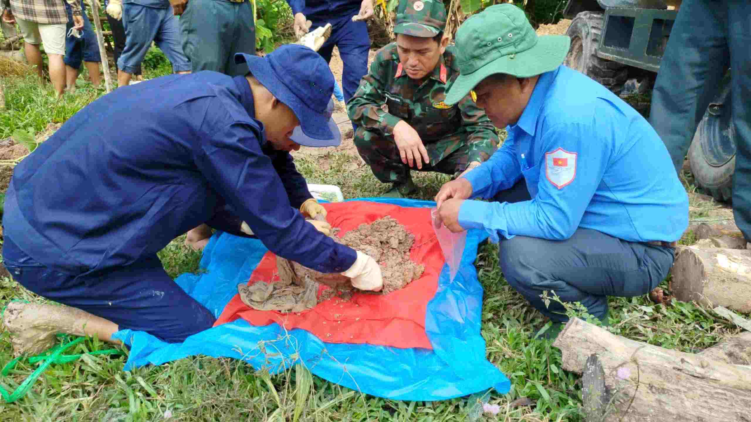 Doi K92 thuc hien cong tac tim kiem, quy tap hai cot liet si. Anh: Phuong Vu