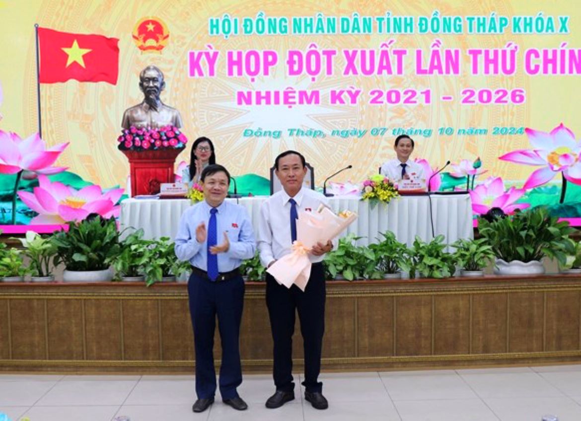 Ong Phan Van Thang - Pho Bi thu Thuong truc Tinh uy, Chu tich HDND tinh Dong tang hoa sau khi ong Tam bi mien nhiem chuc vu Pho Truong ban Kinh te - Ngan sach HDND tinh Dong Thap de nhan nhiem vu moi. Anh: Anh Nguyet