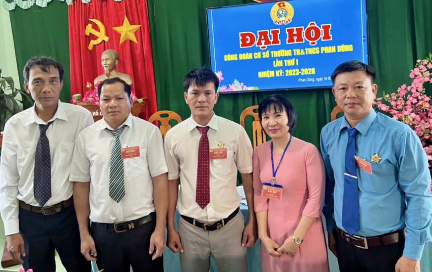 Teacher Nguyen Huu Toan - Vice Principal, Chairman of the Trade Union of Phan Dung Primary and Secondary School, Tuy Phong District, Binh Thuan (3rd from left). Photo: Provided by the character