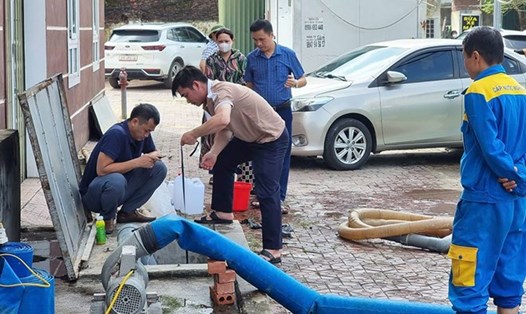 Công ty Cổ phần cấp nước Nghệ An tiến hành súc rửa bể nước khu chung cư Golden City 3 (Nghi Phú, TP Vinh). Ảnh: Quang Đại