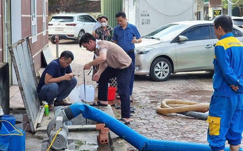 Công ty Cổ phần cấp nước Nghệ An tiến hành súc rửa bể nước khu chung cư Golden City 3 (Nghi Phú, TP Vinh). Ảnh: Quang Đại