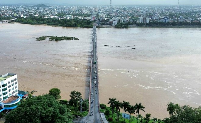 Cầu Trà Khúc 1 đóng vai trò huyết mạch, kết nối toàn bộ khu vực phía bắc tỉnh với trung tâm TP Quảng Ngãi. Ảnh: Viên Nguyễn