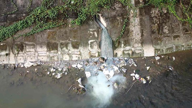 Water was discharged directly into Linh stream in Bien Hoa city on the afternoon of October 7, causing the water quality here to be polluted, with white foam. Photo: HAC