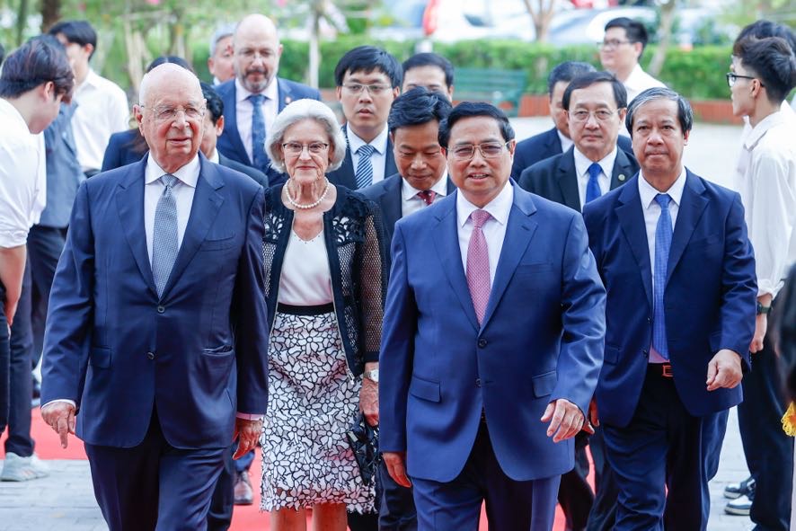 Thủ tướng Chính phủ Phạm Minh Chính và Nhà sáng lập kiêm Chủ tịch Diễn đàn Kinh tế Thế giới, Giáo sư Klaus Schwab đến giao lưu với sinh viên, thanh niên Việt Nam chiều 7.10. Ảnh: VGP 