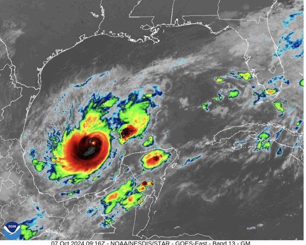 Bao Milton da manh len thanh bao cap 4. Anh: NOAA