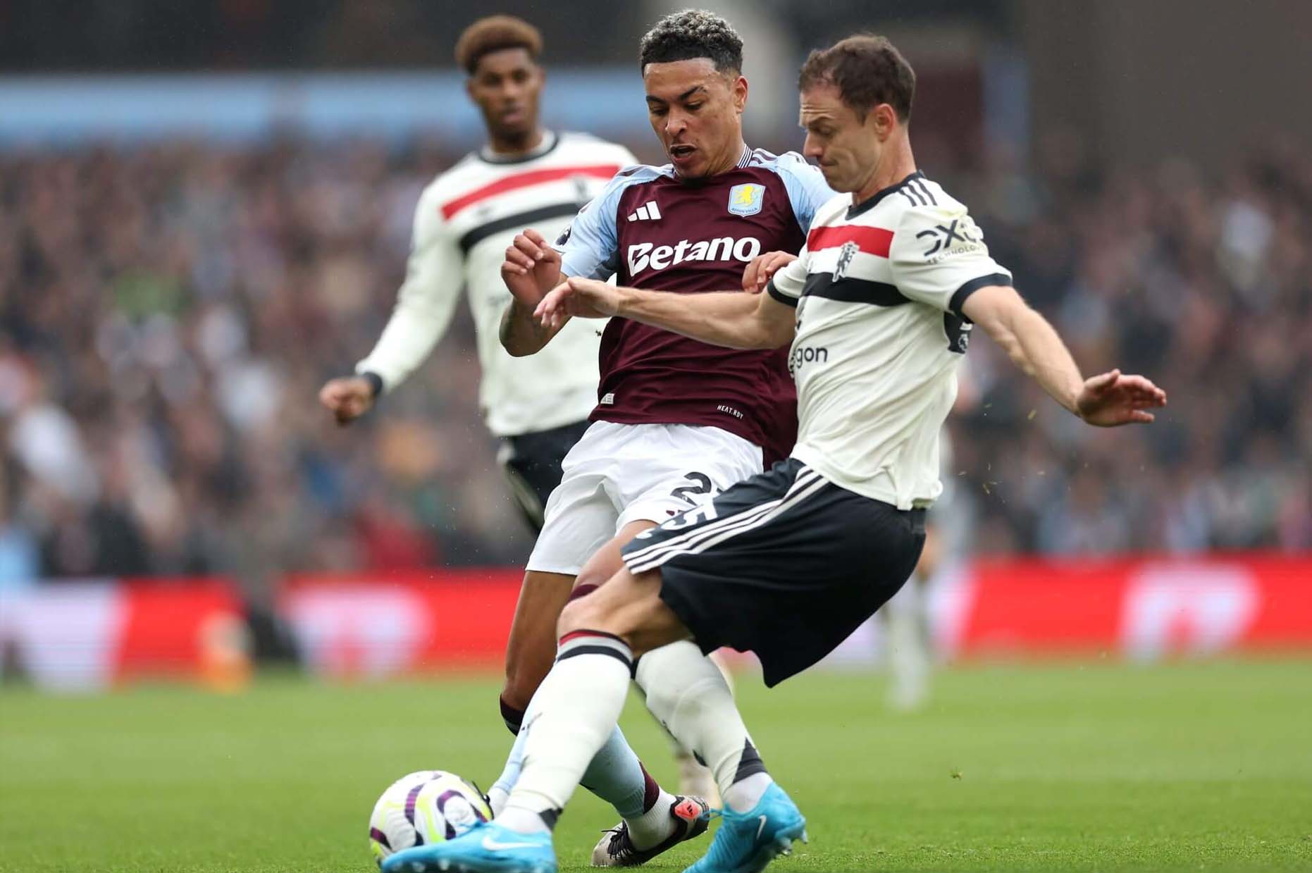 Mot minh Jonny Evans da ganh ca hang thu Man United tai Villa Park. Anh: AFP