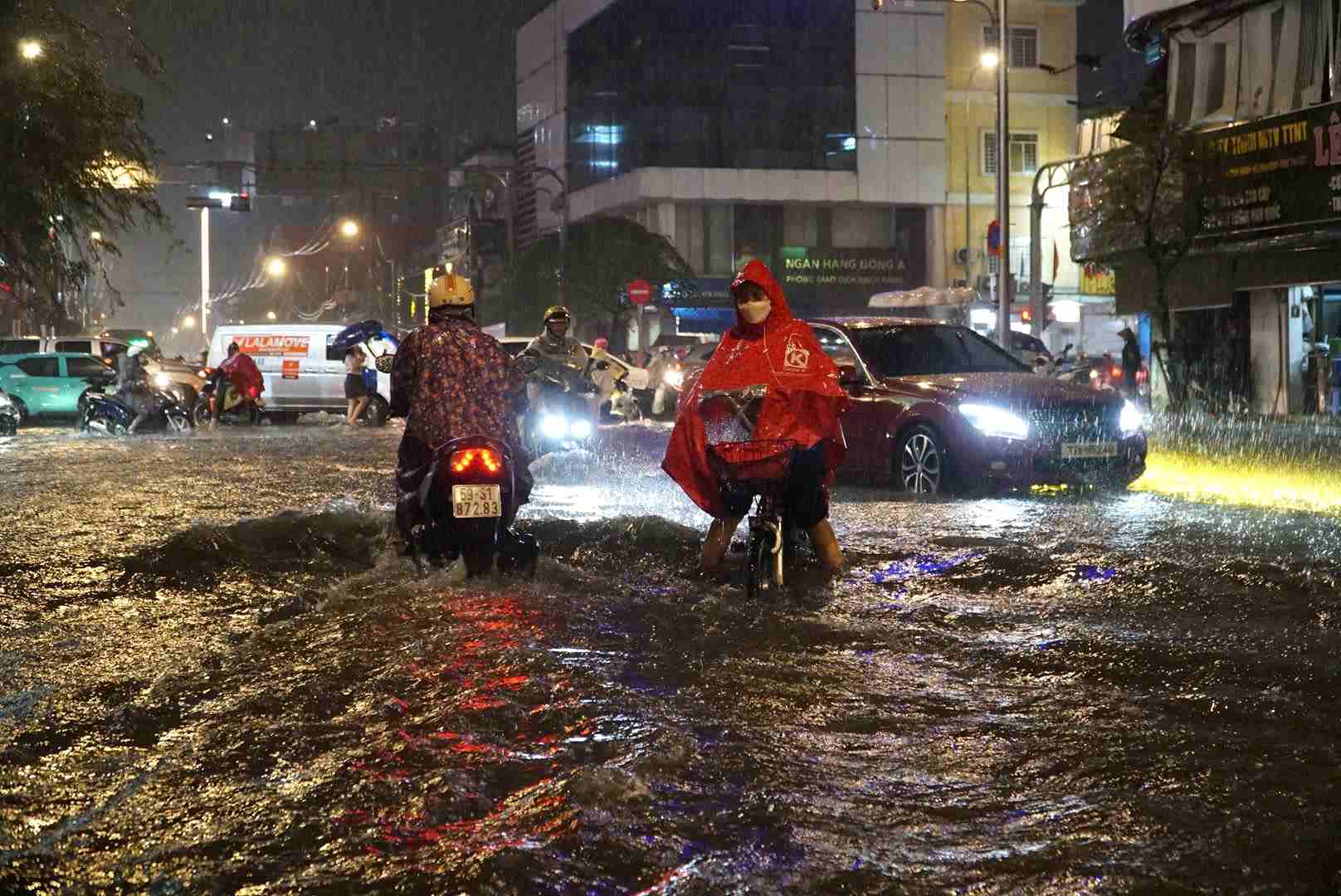 Nước ngập giao lộ Bạch Đằng - Đinh Bộ Lĩnh. Ảnh: Minh Quân