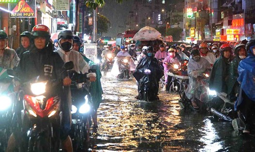 Đường Bạch Đằng (Quận Bình Thạnh) ngập nước, kẹt xe sau mưa.  Ảnh: Minh Quân