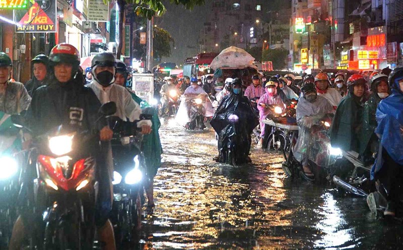 Đường Bạch Đằng (Quận Bình Thạnh) ngập nước, kẹt xe sau mưa.  Ảnh: Minh Quân