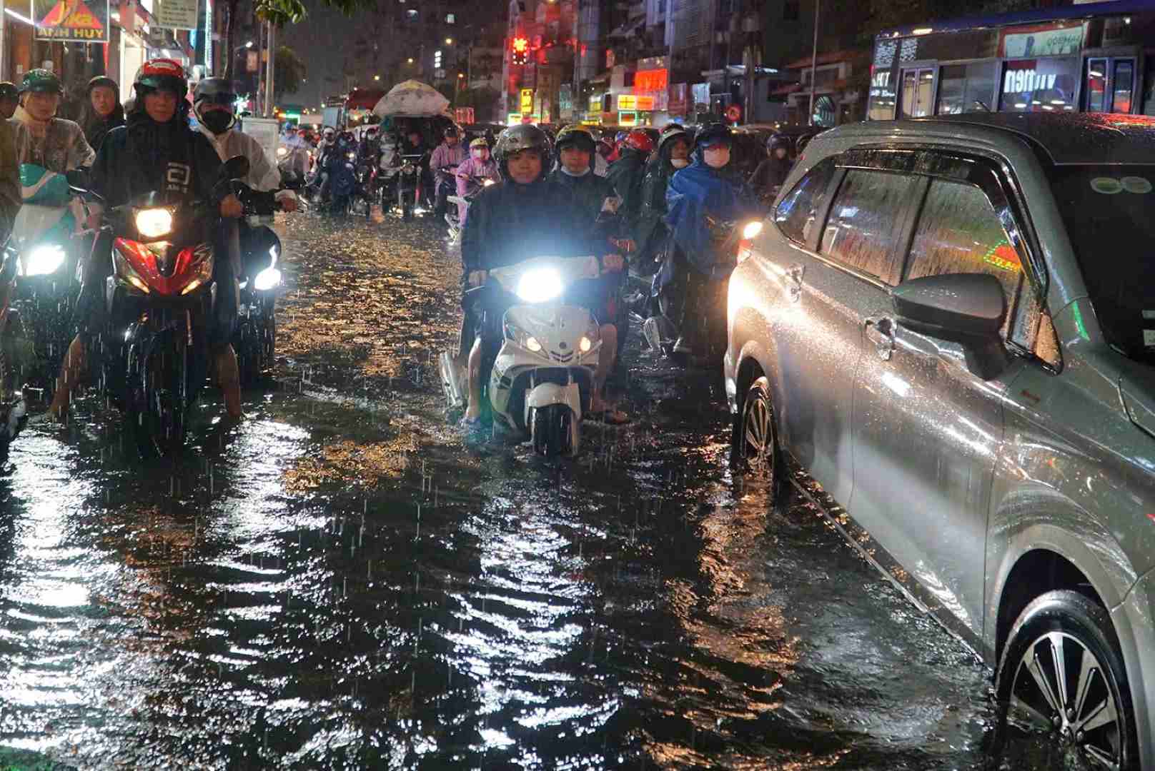 Đường Bạch Đằng ngập mênh mông do mưa lớn.  Ảnh: Minh Quân