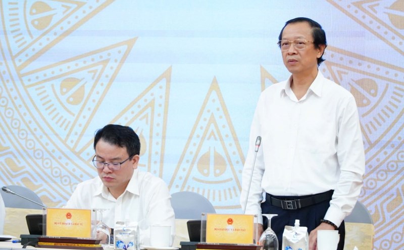 Deputy Minister of Education and Training Pham Ngoc Thuong answers questions about the proposal to draw lots for the third subject in the 10th grade exam. Photo: Pham Dong