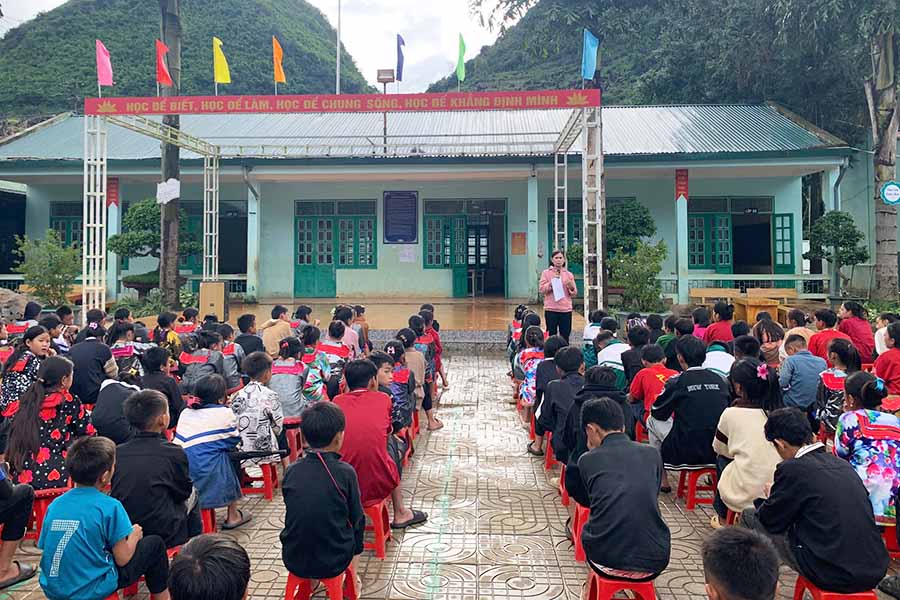 Officials from the Center for Disease Control (CDC) of Dien Bien province promote and prevent the harmful effects of alcohol at Ta Phin Secondary School for Ethnic Minorities. Photo: Quang Dat