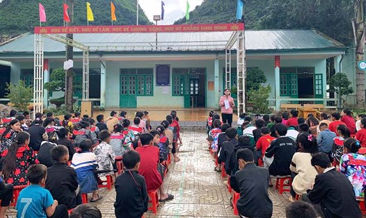 Cán bộ Trung tâm kiểm soát bệnh tật (CDC) tỉnh Điện Biên tuyên truyền, phòng chống tác hại rượu bia tại Trường PTDTBT THCS Tả Phìn. Ảnh: Quang Đạt