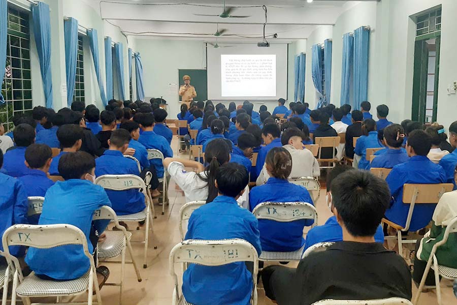 Mot buoi tuyen truyen, pho bien giao duc an toan giao thong duong bo tai Trung tam Giao duc nghe nghiep – Giao duc thuong xuyen huyen Tua Chua. Anh: Quang Dat