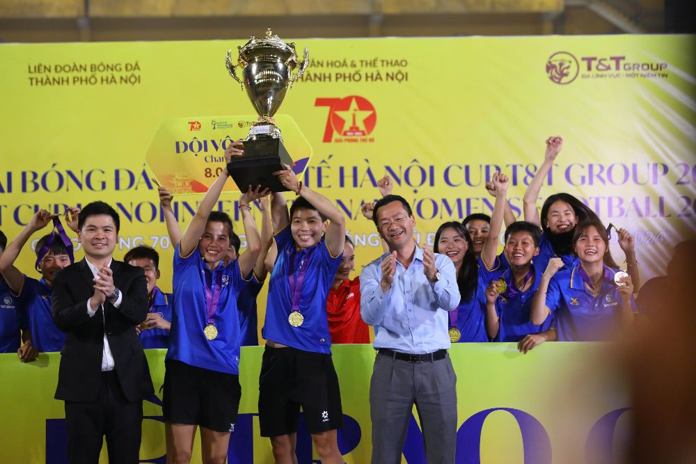 Thai Nguyen T&T women's team won the 2024 Hanoi International Women's Football Tournament. Photo: Minh Dan