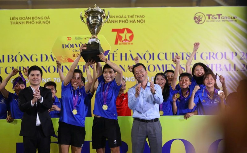 Thai Nguyen T&T women's team won the 2024 Hanoi International Women's Football Tournament. Photo: Minh Dan