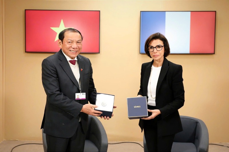 Vietnamese Minister of Culture, Sports and Tourism Nguyen Van Hung and French Minister of Culture Rachida Dati. Photo: T.H