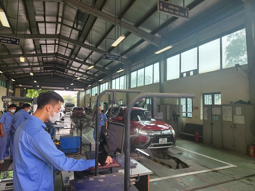 Inspectors perform vehicle inspection procedures. Photo: Minh Hanh
