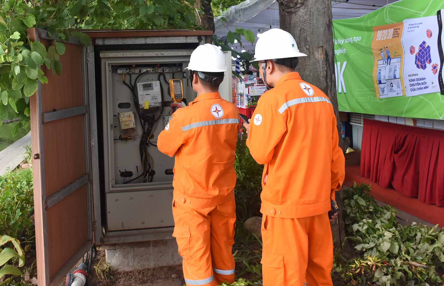 Công nhân EVNHANOI kiểm tra thiết bị điện tại khu vực xung quanh Hồ Gươm. Ảnh: Thu Phương.