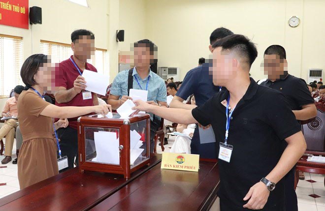 Customers participate in the auction of the right to exploit Chau Son sand mine (Ba Vi district). Photo: Hoang Son