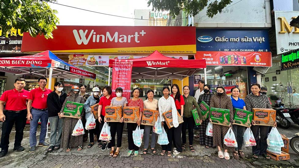 Dai dien WinMart trao qua tang tai cho nguoi dan bi anh huong boi bao lu tai tinh Thai Nguyen. Anh: Ngoc Mai