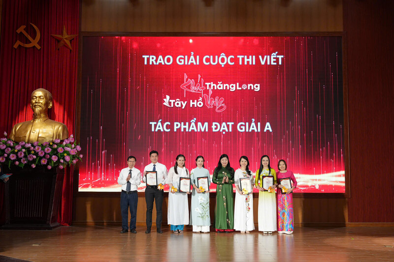 Award ceremony of the contest “Aspiration for Tay Ho - Aspiration for Thang Long”. Photo: Hoang Loc