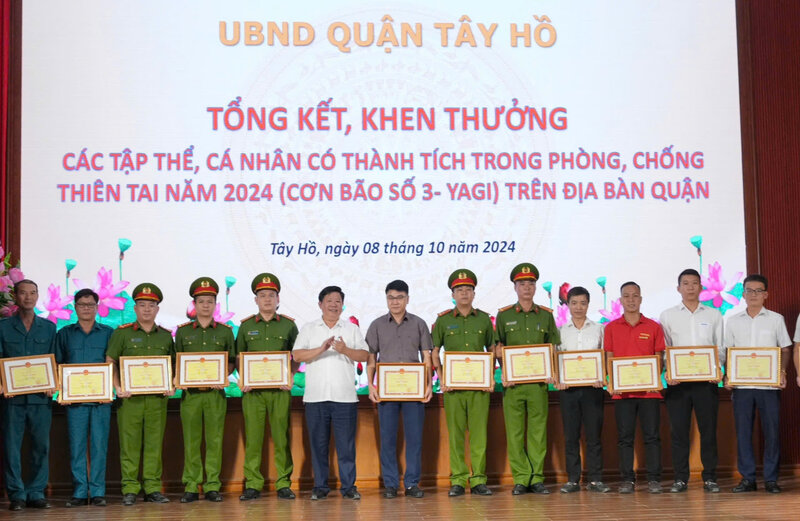 Tay Ho khen thuong cong tac phong chong tien tai nam 2024. Anh: Hoang Loc