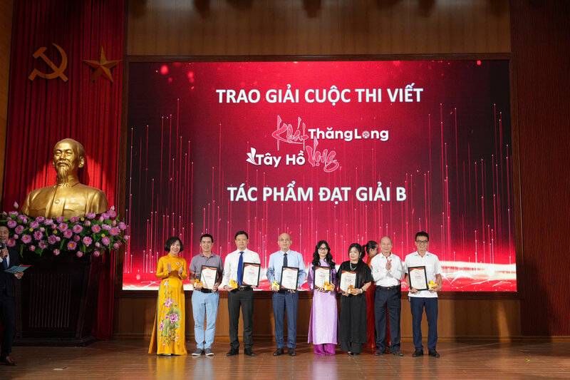 Ban To chuc trao giai cho cac tac gia co bai viet xuat sac tham gia hoi thi. Anh: Hoang Loc