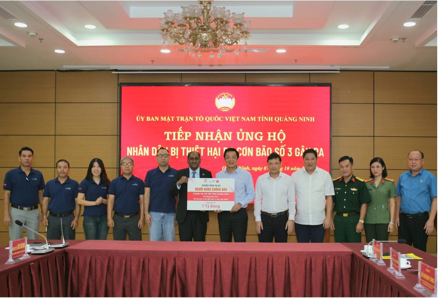 The Ambassador Extraordinary and Plenipotentiary of Singapore to Vietnam (in black vest) and Wilmar CLV Group donated 7 billion VND including cash and necessities to the Vietnam Fatherland Front Committee of Quang Ninh province to overcome the consequences of typhoon Yagi. Photo: Organizing Committee.