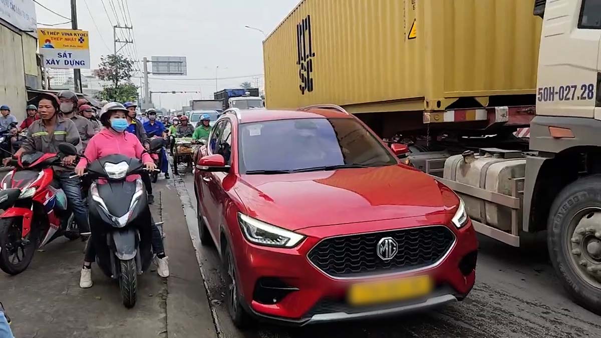 Ùn tắc kéo dài trên đường huyết mạch nối TPHCM - Bình Dương. Ảnh: Đình Trọng