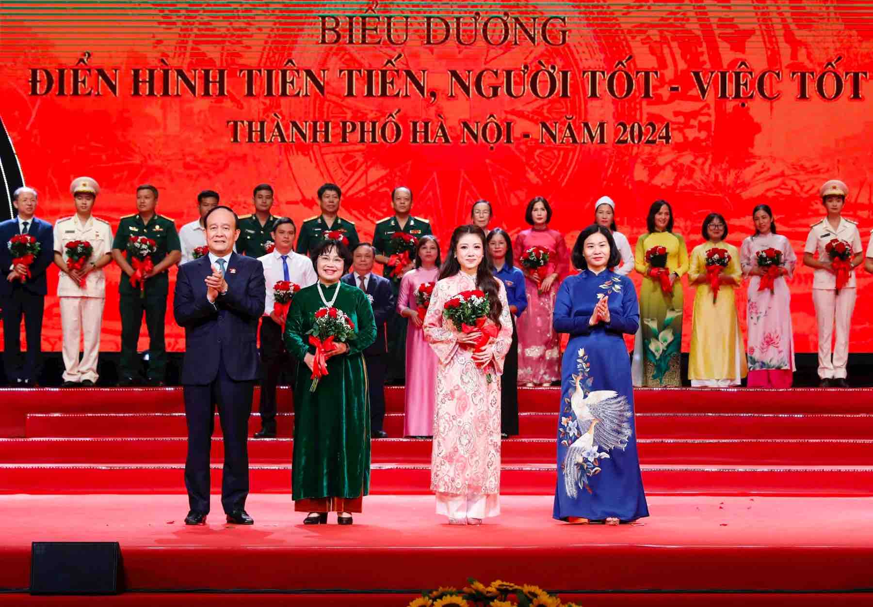 Pho Bi thu Thuong truc Thanh uy Nguyen Thi Tuyen va Chu tich HDND thanh pho Nguyen Ngoc Tuan trao danh hieu va tang hoa chuc mung cac ca nhan “Nguoi tot, viec tot” nam 2024. Anh: Viet Thanh