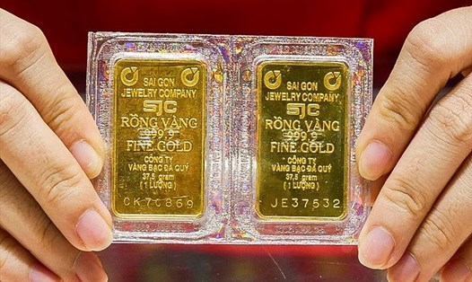 Sáng nay, giá bán vàng miếng SJC đã được các đơn vị kinh doanh điều chỉnh tăng lên ngưỡng 85 triệu đồng/lượng. Ảnh minh họa: Phan Anh