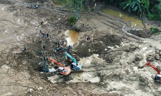 Lực lượng chức năng tìm kiếm các nạn nhân trong vụ lũ quét gây sạt lở tại Làng Nủ. Ảnh: Đinh Đại