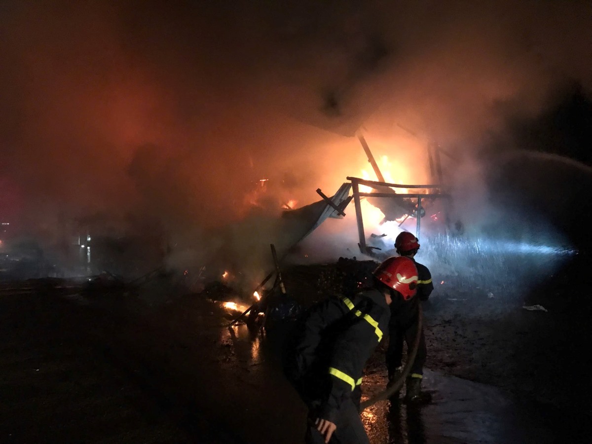 Fire Police and Rescue Force urgently deployed water spray to extinguish the fire and prevent it from spreading. Photo: Hai Phong Police