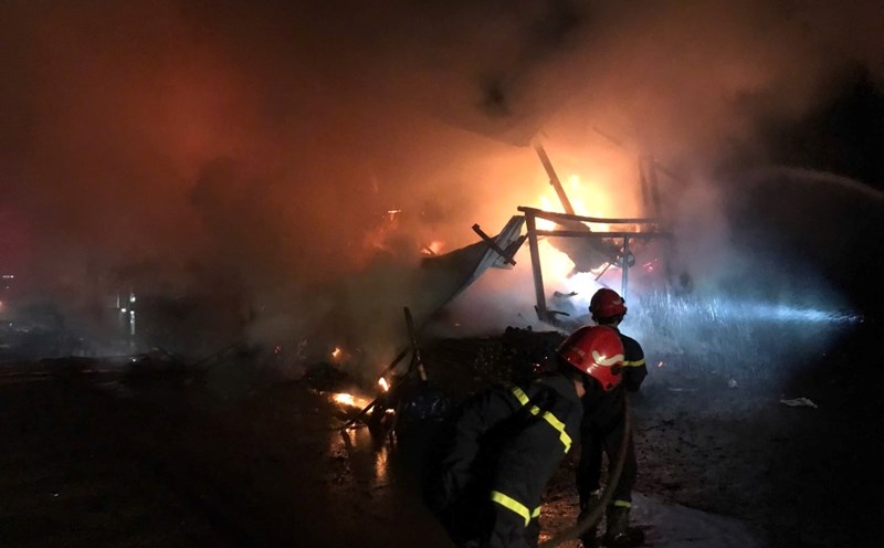 Fire Police and Rescue Force urgently deployed water spray to extinguish the fire and prevent it from spreading. Photo: Hai Phong Police